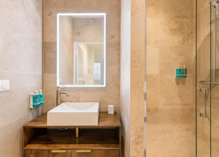 Elegant A Deux Pas Du Moulin Rouge Apartment