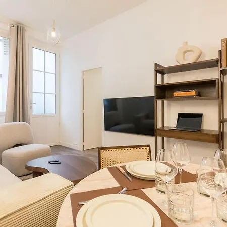 Elegant A Deux Pas Du Moulin Rouge Apartment