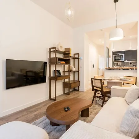 Elégant à Deux Pas Du Moulin Rouge París