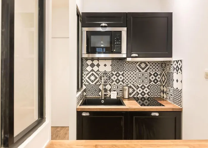 Elegant A Deux Pas Du Moulin Rouge